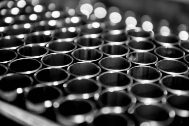 Bir paletin üzerine istiflenmiş çelik boruların soyut arkaplanı