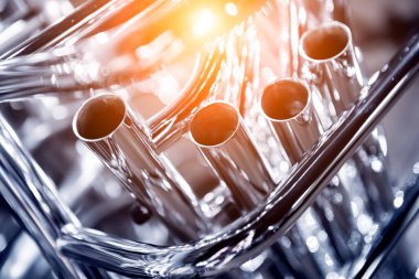 Metal boru inşaatının endüstriyel arka planı.