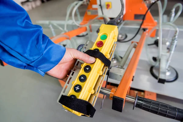 Werknemer gebruikt zuignappen voor het transport van grote metalen platen — Stockfoto