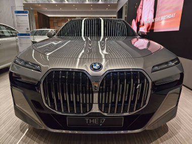 BANGKOK, THAILAND - 20 AĞUSTOS 2025 Şık BMW Araba Sunumu.