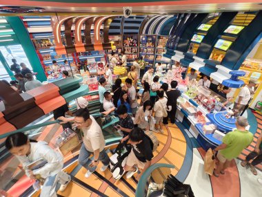 BANGKOK, THAILAND - 20 AĞUSTOS 2025: Büyük alışveriş merkezindeki Popmart Market.