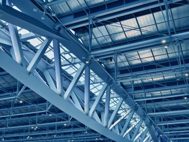 Cam ve çelik yapısı olan modern mimari çerçeve.