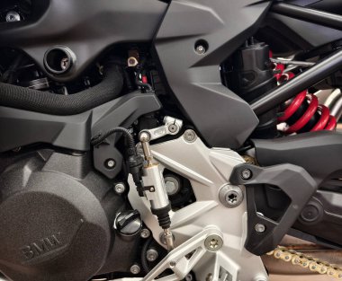 BANGKOK, THAILAND - 20 AĞUSTOS 2025: Modern bir galeride sergilenen lüks BMW motosiklet gösterisi.