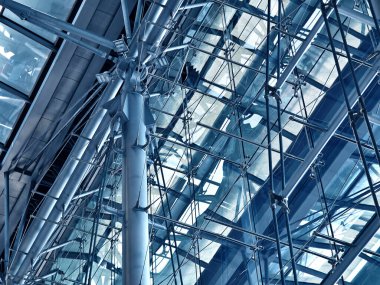 Cam ve çelik yapısı olan modern mimari çerçeve.