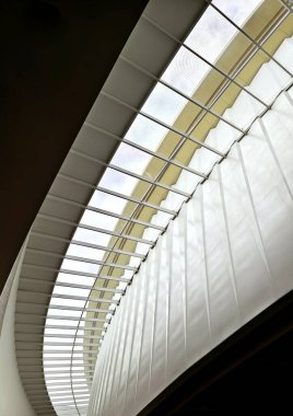 Cam ve çelikle modern mimari bakış açısı.