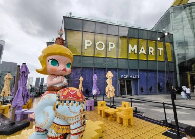 BANGKOK, THAILAND - 20 AĞUSTOS 2025: Büyük alışveriş merkezindeki Popmart Market.