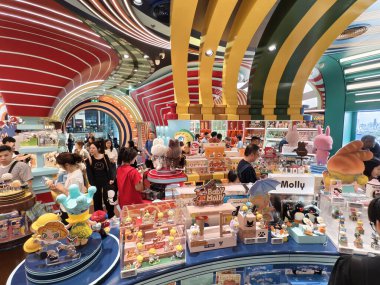 BANGKOK, THAILAND - 20 AĞUSTOS 2025: Büyük alışveriş merkezindeki Popmart Market.