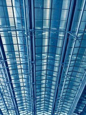 Cam ve çelik yapısı olan modern mimari çerçeve.