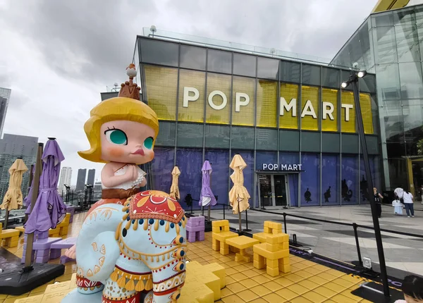 BANGKOK, THAILAND - 20 AĞUSTOS 2025: Büyük alışveriş merkezindeki Popmart Market.