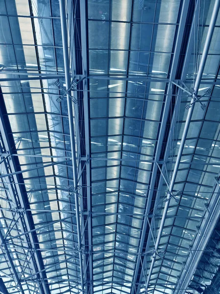 Cam ve çelik yapısı olan modern mimari çerçeve.