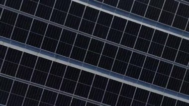 Çağdaş bir alışveriş merkezine birden fazla güneş paneli kurulmuş enerji tasarruflu çatı..