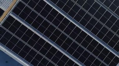 Çağdaş bir alışveriş merkezine birden fazla güneş paneli kurulmuş enerji tasarruflu çatı..