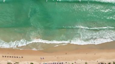 Kumlu sahile vuran dalgalarla dolu bir sahile..