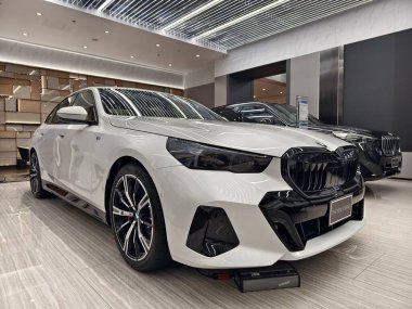 BANGKOK, THAILAND - 20 AĞUSTOS 2025 Şık BMW Araba Sunumu.