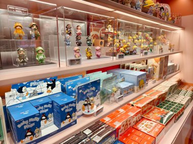 BANGKOK, THAILAND - 20 AĞUSTOS 2025: Büyük alışveriş merkezindeki Popmart Market.