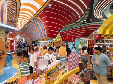 BANGKOK, THAILAND - 20 AĞUSTOS 2025: Büyük alışveriş merkezindeki Popmart Market.