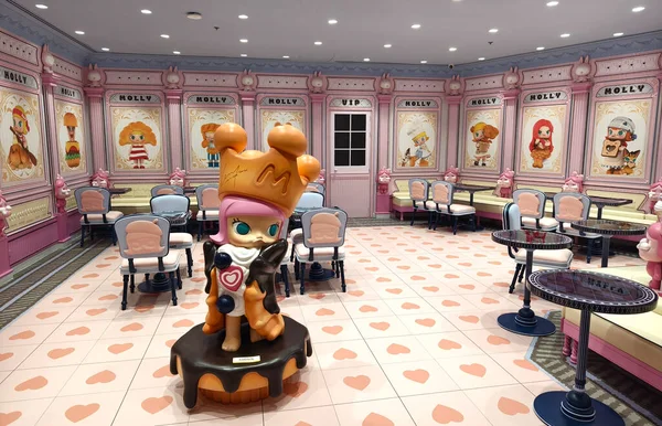 BANGKOK, THAILAND - 20 AĞUSTOS 2025: Büyük alışveriş merkezindeki Popmart Market.