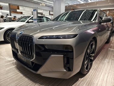 BANGKOK, THAILAND - 20 AĞUSTOS 2025 Şık BMW Araba Sunumu.