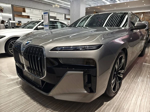 BANGKOK, THAILAND - 20 AĞUSTOS 2025 Şık BMW Araba Sunumu.