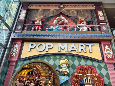 BANGKOK, THAILAND - 20 AĞUSTOS 2025: Büyük alışveriş merkezindeki Popmart Market.