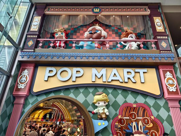 БАНГКОК, Таиланд - 20 августа 2025 года: Магазин брендов Popmart в крупном торговом центре.