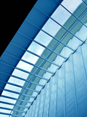 Cam ve çelikle modern mimari bakış açısı.