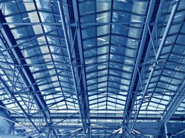 Cam ve çelik yapısı olan modern mimari çerçeve.