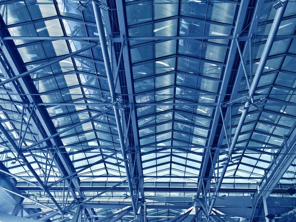 Cam ve çelik yapısı olan modern mimari çerçeve.