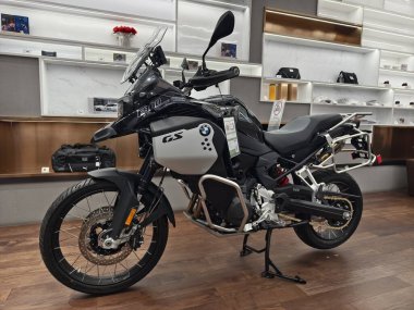 BANGKOK, THAILAND - 20 AĞUSTOS 2025: Modern bir galeride sergilenen lüks BMW motosiklet gösterisi.