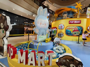 PATTAYA, THAILAND - 24 AĞUSTOS 2025: Büyük alışveriş merkezindeki Popmart Market.