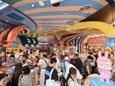 BANGKOK, THAILAND - 20 AĞUSTOS 2025: Büyük alışveriş merkezindeki Popmart Market.