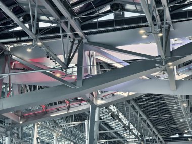 Cam ve çelik yapısı olan modern mimari çerçeve.