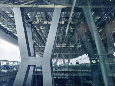 Cam ve çelik yapısı olan modern mimari çerçeve.