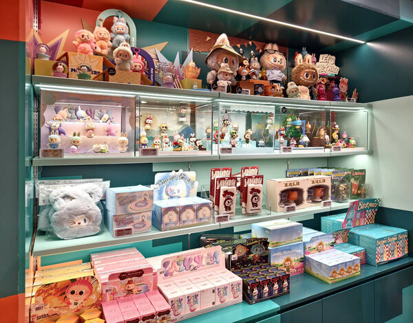 БАНГКОК, Таиланд - 20 августа 2025 года: Магазин брендов Popmart в крупном торговом центре.