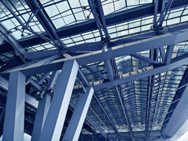 Cam ve çelik yapısı olan modern mimari çerçeve.