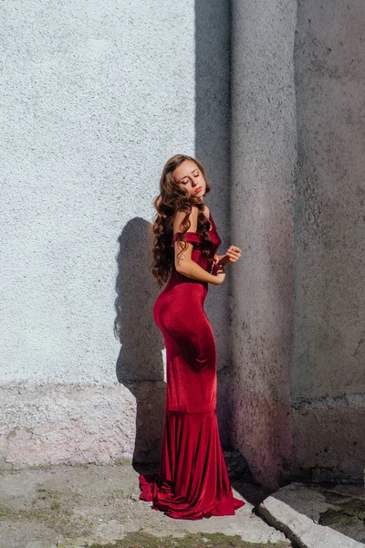 Hermosa Joven Con Largo Vestido Noche Rojo Con Tren Pie — Foto de Stock