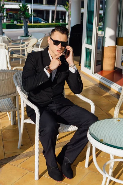 Hombre Negocios Guapo Hablando Por Teléfono Durante Descanso Café Café — Foto de Stock