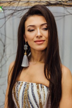 İlginç gelin modern bir görünüm ile çılgın saç modeli ve uzun kirpiklerini. Dikey studio vurdu.