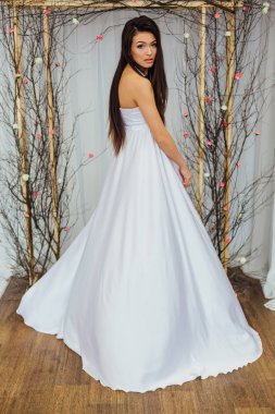 İlginç gelin modern bir görünüm ile çılgın saç modeli ve uzun kirpiklerini. Dikey studio vurdu.