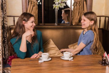 İki mutlu kadın rahat bir kafede kahve içme