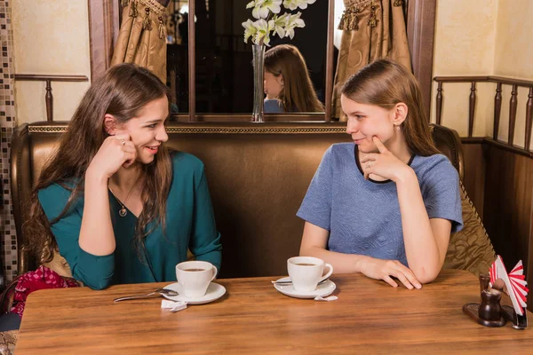 两个快乐的女人喝咖啡在一个舒适的咖啡馆 — 图库照片