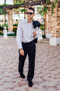 Genç işadamı tropikal bir ülkede açık havada yürüyüş