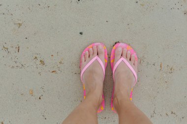 Kadının ayak plaj. Kum doku.