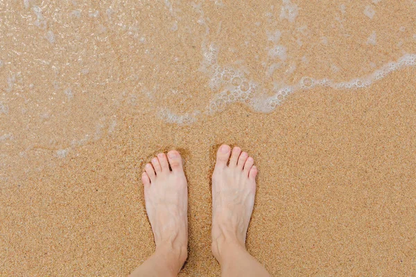 Pés Femininos Nuas Costa Lavados Pelo Mar — Fotografia de Stock