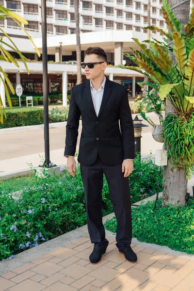 Joven Hombre Guapo Elegante Posando Parque Moderno Ciudad Con Traje — Foto de Stock