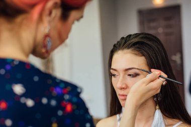 Genç güzel kadın ile Studio çalışma makyaj sanatçısı.