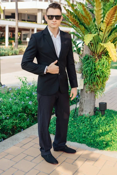 Joven Hombre Guapo Elegante Posando Parque Moderno Ciudad Con Traje —  Fotos de Stock