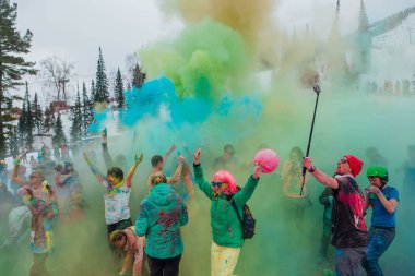 Sheregesh, Kemerovo bölgesi, Rusya Federasyonu - 14 Nisan 2018: Grelka Fest olduğunu bir spor ve eğlence faaliyet kayak ve snowboard binici bikini için. Bir grup genç insan renkli holi toz atma.