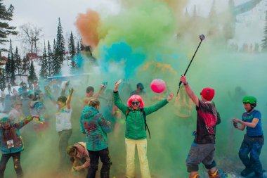 Sheregesh, Kemerovo bölgesi, Rusya Federasyonu - 14 Nisan 2018: Grelka Fest olduğunu bir spor ve eğlence faaliyet kayak ve snowboard binici bikini için. Bir grup genç insan renkli holi toz atma.