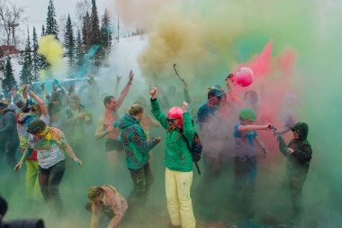 Sheregesh, Kemerovo bölgesi, Rusya Federasyonu - 14 Nisan 2018: Grelka Fest olduğunu bir spor ve eğlence faaliyet kayak ve snowboard binici bikini için. Bir grup genç insan renkli holi toz atma.